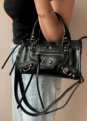 пиджаки женские: Женская черная сумка - Материал: гладкая экокожа с легким глянцем -