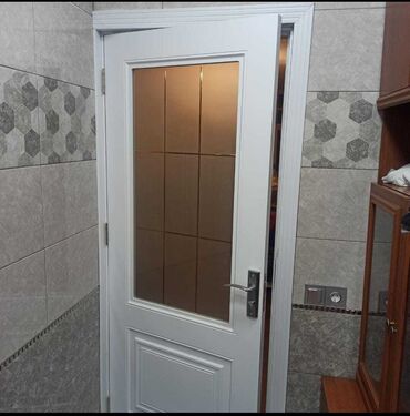 otaq qapisi: Ağ rəngdə, klassik dizayna malik qapılar. Otaqlar arasında keçid üçün