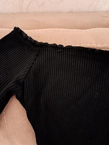 Qadın geyimləri: Qara rəngdə, çiyinlər açıq (off-shoulder) qısa bluz. - Parça: nazik — 4