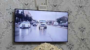 divarda televizor yeri: Divara quraşdırılmış LED televizor - Ekran: Təxminən 43–50 düym, düz — 1
