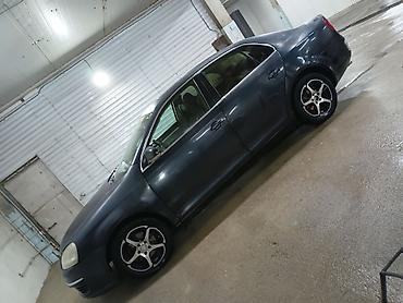 сокулуе: Volkswagen Jetta: 2005 г., 2.5 л, Кол менен иштөөчү, Бензин, Седан — 2