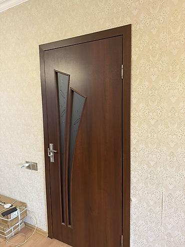 plasdik qapi pencere: Daxili qapı – tünd qəhvəyi rəngli, şüşəli dekorlu model - Material — 2