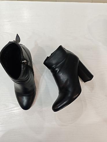Ботинки и ботильоны: Черные женские ботильоны на высоком устойчивом каблуке. - Материал — 2