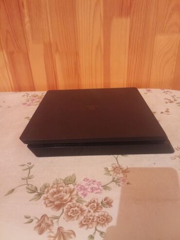 PS4 (Sony Playstation 4): Ps4 slim 500gb yaddaş ezik,çızıq,çattaq yoxdur orginal pult qutudan