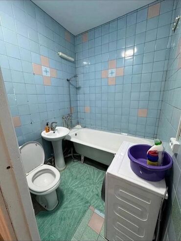 срочно продаётся 1 комнатная квартира в районе ошского рынка по улице кенсуйская: 1 комната, Собственник, Без подселения, С мебелью полностью, С мебелью частично