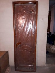 двер между комнатный: Двери деревянные, с рамой, лаковые. Размер 2,00 Х 0,67. Отличное