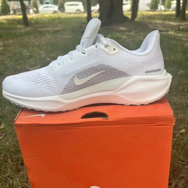 ремонт брендовых очков: Белые кроссовки Nike с дышащим сетчатым верхом и шнуровкой