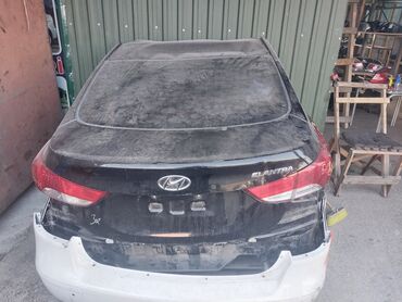 hyundai ikinci əl: Qara rəngdə olan Hyundai Elantra avtomobili. Avtomobilin arxa hissəsi