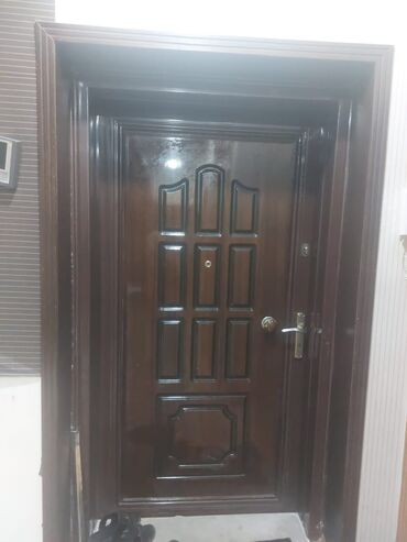 Quru inşaat materialları: Mənzil üçün İşlənmiş Giriş qapısı 100x210 sm Petlə ilə, Ünvandan götürmə
