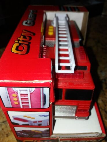 Kamioni: Vatrogasni kamioncic na baterije novoo.
Ima zvuk vatrogasca. 990din — 2