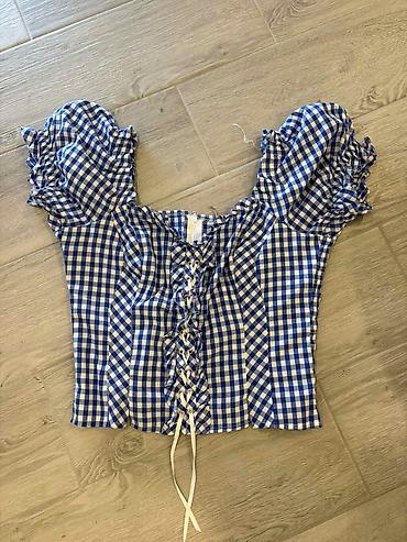 elegantne bluze: Ženska bluza/korset sa kariranim dezenom u plavo-beloj boji. Model je — 1
