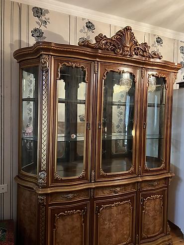 şuşə dolab: Klassik üslubda qonaq otağı dəsti Tərkibi: - Vitrin tipli bufet: 3 — 2