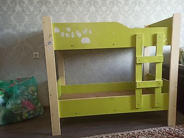 Двухъярусная детская кровать, Б/у, ЛДСП, цвет - Зеленый