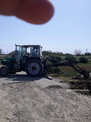 Traktorlar: Ekskavator-yükleyici traktor - Arxa qazma qurğulu və qabaqda