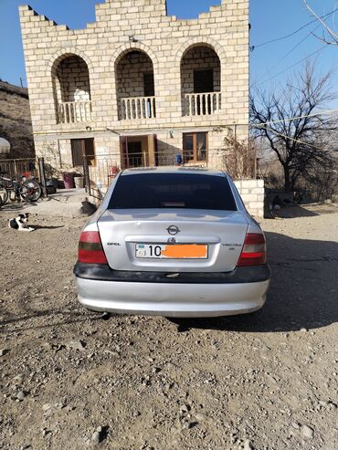 Opel: Opel Vectra sedan - Kuzov: 4 qapılı sedan, gümüşü rəng - Mühərrik — 6