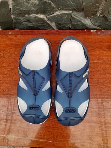 обувь мужской 41: Продаю сланцы бренд Крокс производство Вьетнам оригинал новые