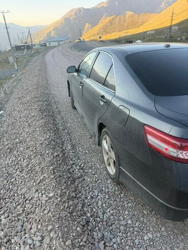 решетка на камри 70: Toyota Camry седан, темно‑серый, версия SE (шильдик на крышке