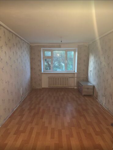 срочно продаётся 1 комнатная квартира в районе ошского рынка: 1 бөлмө, 18 кв. м, Жатакана жана мейманкана түрүндө, 4 кабат, Косметикалык ремонт