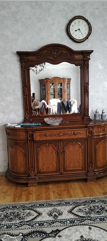 dekor taxta: Klassik üslubda qonaq otağı mebel dəsti Tərkibi: - Şkaf-vitrin: 3 — 2