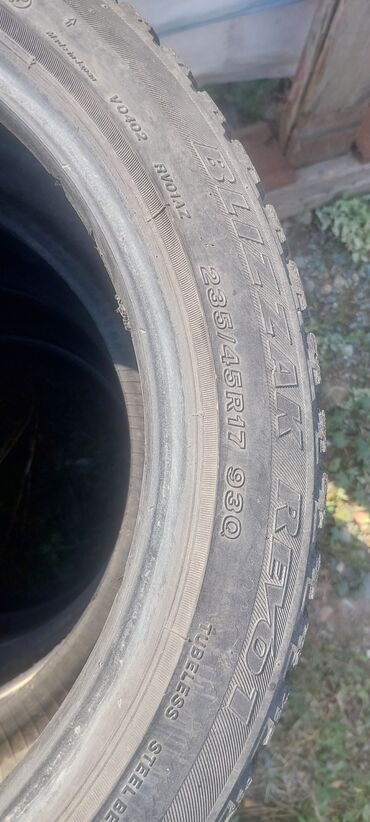 Шины: Шины 235 / 45 / R 17, Зима, Б/у, Комплект, Легковые, Япония, Bridgestone