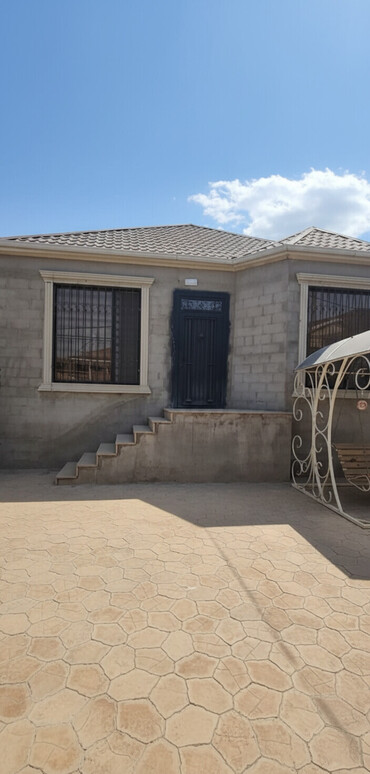 Həyət evləri və villaların satışı: Satılır: həyət evi - Tiplər: 1 mərtəbəli fərdi yaşayış evi, kürsülü — 1