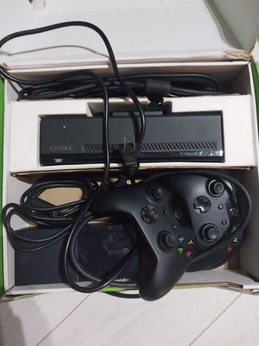xbox 360 pultu: Xbox One 500GB Üstünde: 2 pult Fortnite Gta 5 Hitman 3 Saddle