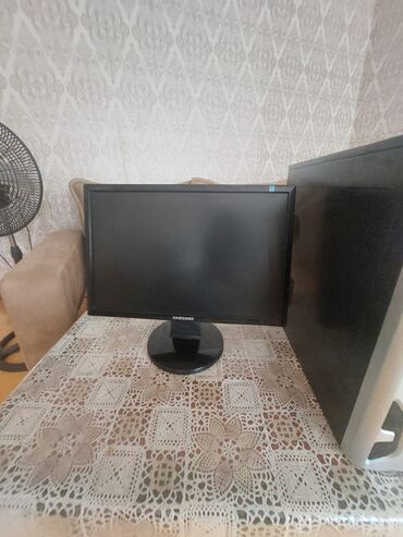 kamp: Samsung LCD monitor - Ekran ölçüsü: təxmini 22–24 düym (geniş format)