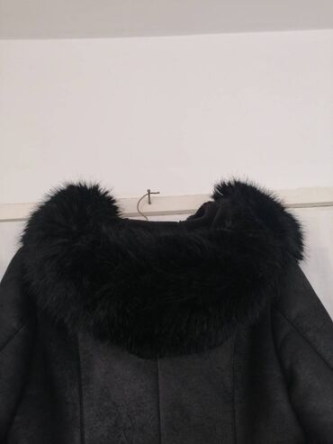Krzneni kaputi: Monton intenzivno crne boje sa kapuljacom i punijim toplim krznom na lalafo.rs — 12 Krzneni kaputi: Monton intenzivno crne boje sa kapuljacom i punijim toplim krznom — 12