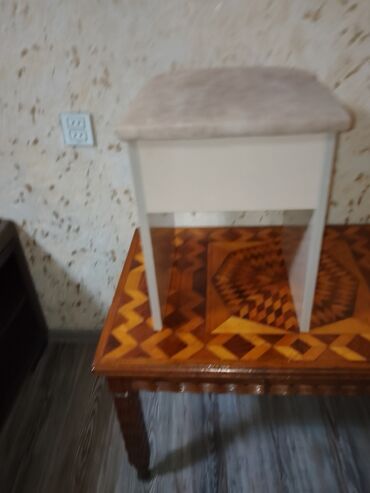 Qida məhsulları: Kompakt taburet/oturacaq - Material: ağ rəngli MDF/LDSP korpus -