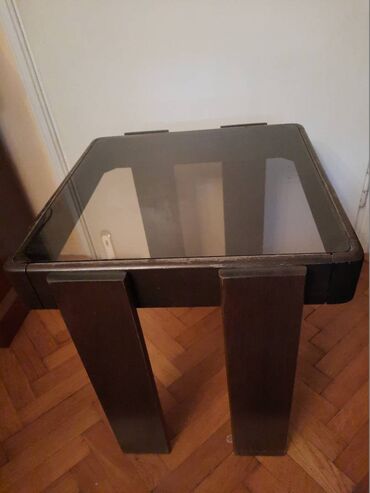 Stolovi: Mali drveni (klub) stocic sa staklom Dimenzije 48x48 cm Visina oko — 4