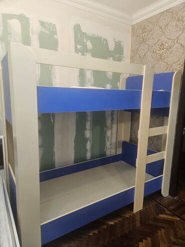 кровать: İşlənmiş, İkinəfərlik çarpayı, Matrassız, Siyirməsiz