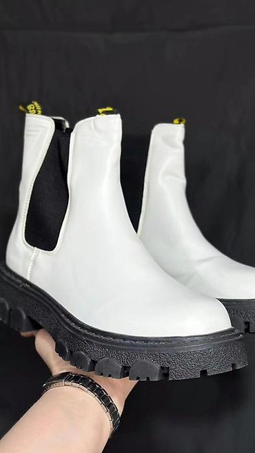 Ботинки и ботильоны: Срочно продаются. Скидка . Акция. Женские челси на массивной подошве — 1