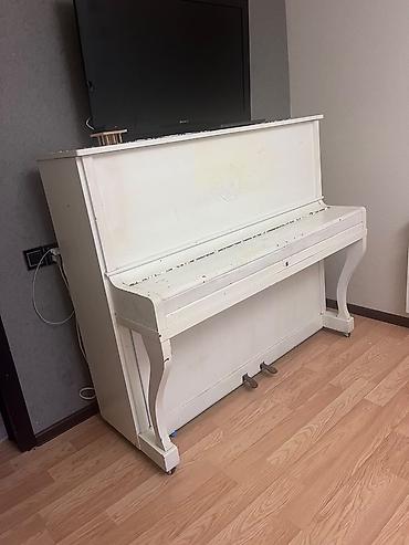 uşaq pianosu: Piano "Belarus", ağ rəngdə Belarus istehsalı olan akustik piano — 1