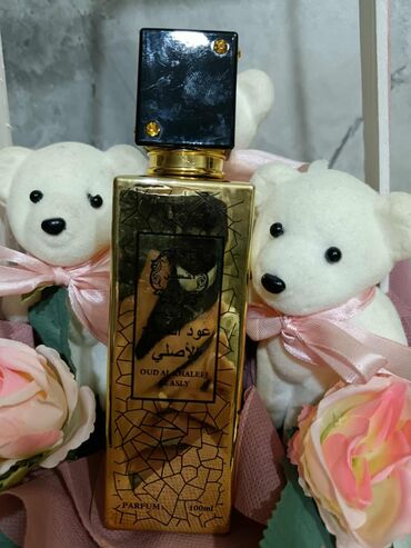 Parfemi: Crna bočica parfema Versace Crystal Noir sa fasetiranim čepom u obliku — 3