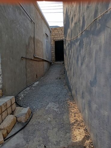 Həyət evləri və villalar: Binəqədi qəs. 3 otaqlı, 2 kv. m, Orta təmir