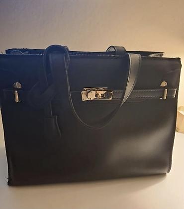 Crna elegantna ženska torba – strukturisani tote dizajn - Materijal na lalafo.rs Crna elegantna ženska torba – strukturisani tote dizajn - Materijal