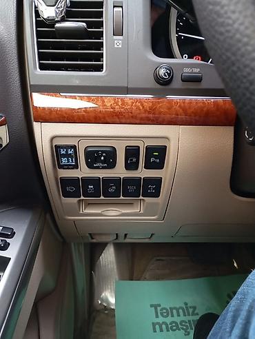 Toyota: Toyota Land Cruiser 200, ağ rəng, tam ölçülü SUV. Xüsusiyyətlər və — 3