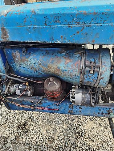 yeşka turbo az: Mavi rəngli təkərli kənd təsərrüfatı traktoru - Korpus: kabinli, iki — 8