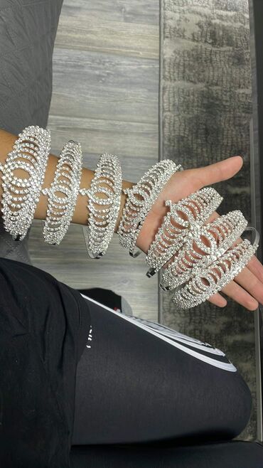 Aksesoari za kosu: Krune 
Cena 1400din — 13