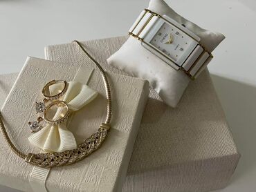 Setovi nakita: Komplet nakita sa kutijom
Cena 2000din — 10