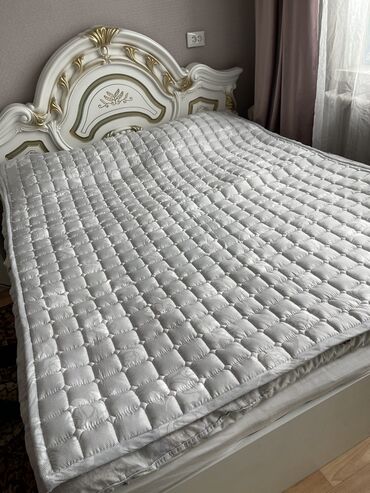 королевский спальный мебель: Спальный гарнитур, Двуспальная кровать, цвет - Белый, Б/у