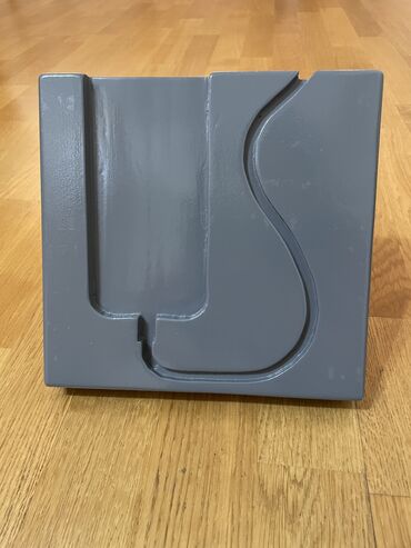 алюминиевые бак: Подставка для телефона
Размер 20*20 см
С отверстием для шнура