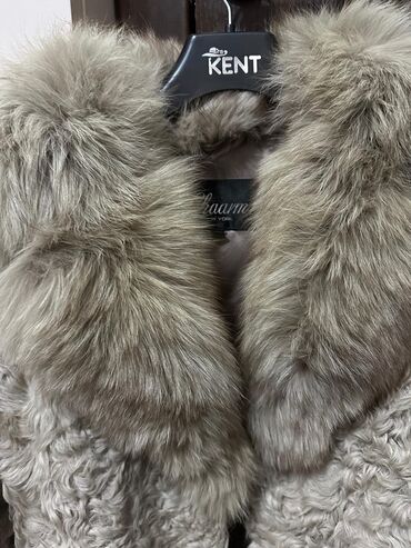 женские натуральные шубы: 1) Шуба из каракуля светло-серого оттенка с объемным меховым