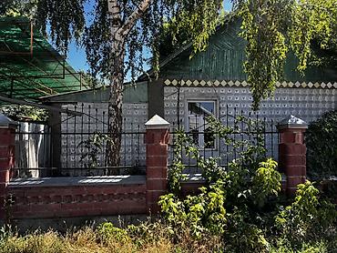 70 сом: В городе Талас продаются два дома на участке 13 соток на центральной — 6
