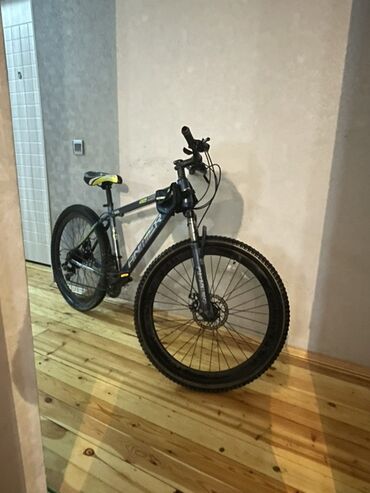 velosipedlər qiz ucun velosipedler: Dağ velosipedidir mtb yeni yigilmasada heledir bezdetal bidene sidenka