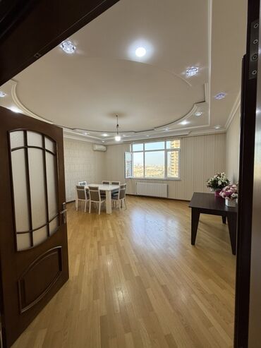 Uzunmüddətli kirayə mənzillər: Mənzilin təqdimatı - Geniş və işıqlı salon: iri panoram pəncərə — 3