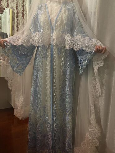 Свадебные платья и аксессуары: Продаю платье надела всего один раз на 2 часа цена 3000 тыс сом + фата