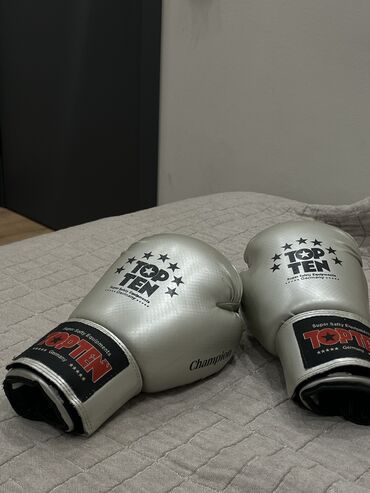 вратарские перчатки: Продаю чемпионские перчатки TopTen вес: 400 граммов материал