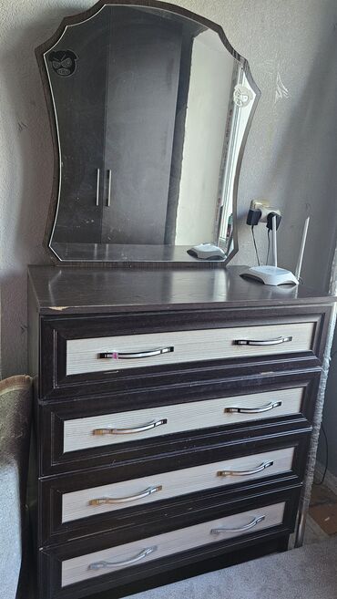 тумбочку с зеркалом: Кийим үчүн комод, Колдонулган, Күзгүсү менен, ЛДСП, түсү - Күрөң, Өзү алып кетүү