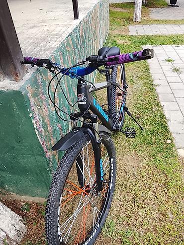 amortizator velosiped: CROSS markalı dağ/şəhər tipli velosiped. Qara rəngli gövdə üzərində — 1